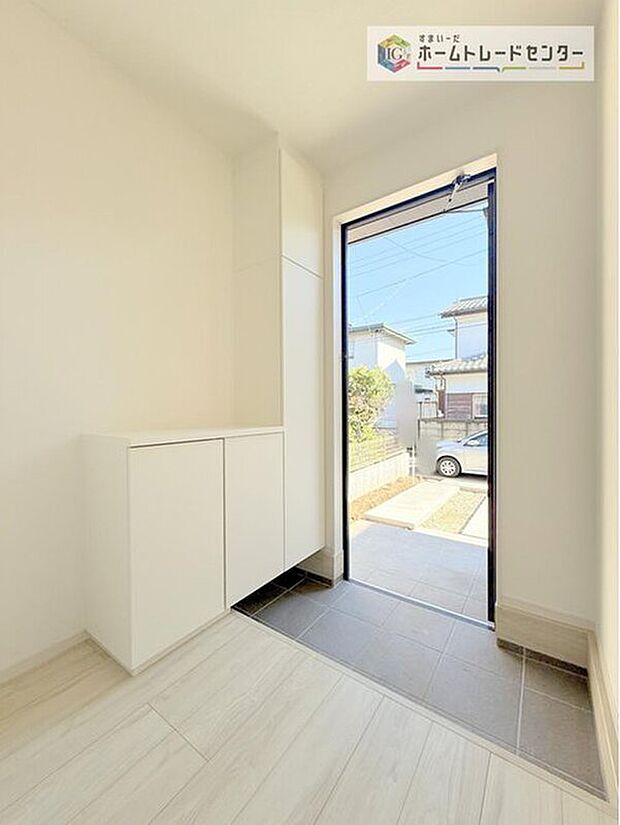 【玄関】玄関に備え付けのシューズボックス。大容量の収納力でご家族の履物もすっきり収納できます♪片付けが楽になる豊富な収納は、日々のストレス軽減にもつながります。