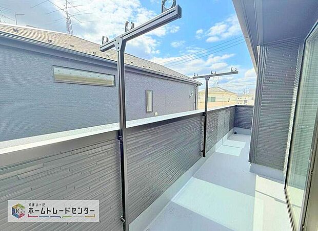 【バルコニー】南面に面したバルコニーはもちろん日当たり良好です。お洗濯物を干していただく際にも楽にできるように奥行きを広くお取りいたしました。明るく、暖かなゆとりあるスペースで快適に家事を行っていただけます。