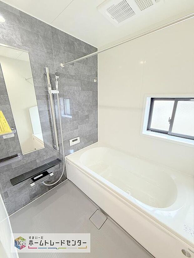 【【浴室】】一坪タイプのユニットバスは、足をしっかりと延ばして一日の疲れを癒すことが可能です。浴室暖房乾燥機も完備しておりますので、カビの心配が無いのはもちろん、雨の日のお洗濯物はお風呂で乾かせます。