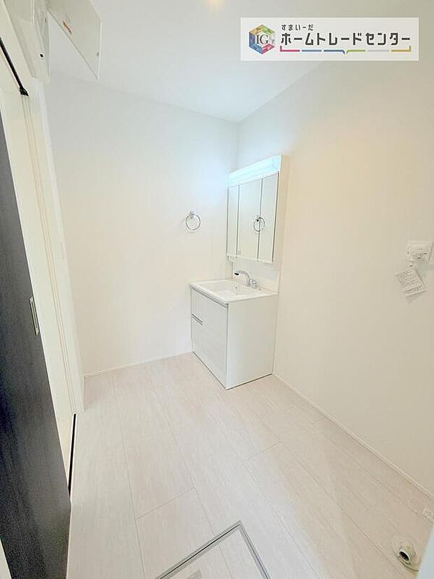 【【洗面台・洗面所】】洗面所にしっかりとしたゆとりを持たせることで、普段の生活の快適さにつながります。朝の準備に洗濯物の取り回し、浴室出入りや着替えなど、機能性が求められる場所です。しっかりとした広さを確保しております。