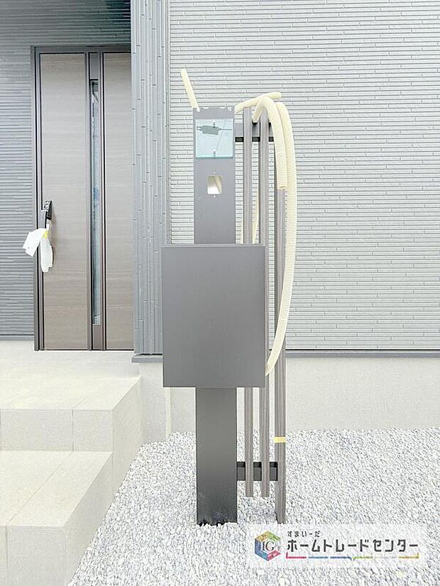 【その他設備】インターホン一体型のポストです。インターホンはTVモニター付きで録画機能もあり、どのような人が何時に来訪されたのかが分かります。防犯上はもちろん、お届け物などの把握にも便利です。