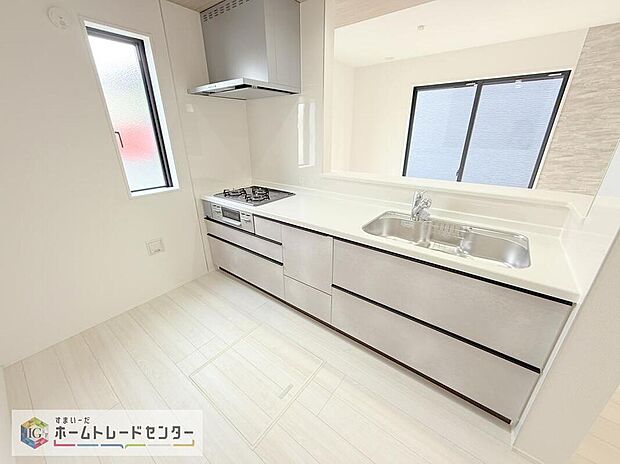 【キッチン】キッチンスペースはご家族みんなで作業ができるスペースを確保しております。みんなで楽しくお料理やお片付けをすれば、家事の時間も家族のコミュニケーションの時間に変わります。