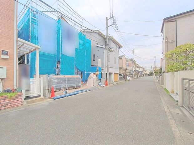 【前面道路含む現地写真】実際に見ていただくと、こちらの物件の良さがお分かりになるかと思います。住宅ローンも複数の提携ローンの中から、お客様のご希望にあった住宅ローンをご提案いたします。まずはお気軽にご相談ください。