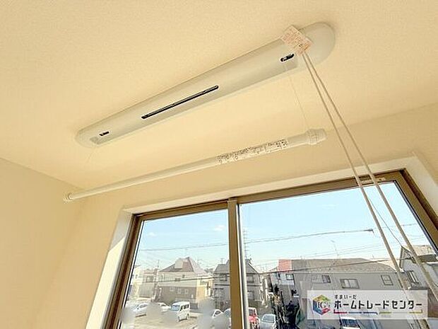 【【室内物干し】】急な雨にも対応できる室内物干しが標準装備のため、バルコニーの屋根を設置するは必要がありません。風の強い日でも気にせずお洗濯ができます。