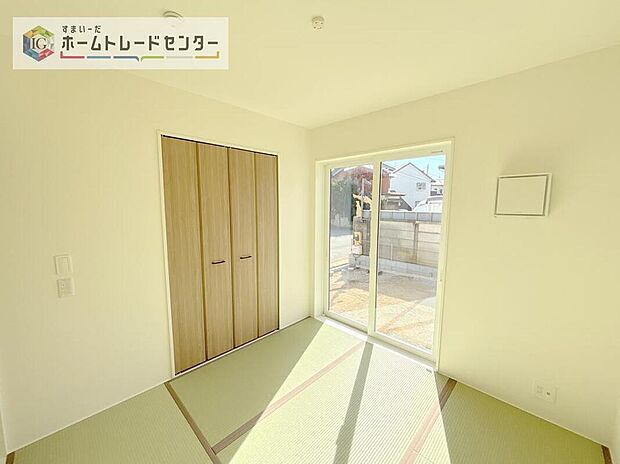 【リビング以外の居室】リビングに続き間の4.5帖和室があります！来客時にも重宝しますが、小さなお子様を寝かせるスペースにもなりますので、使い方はあなた次第です。