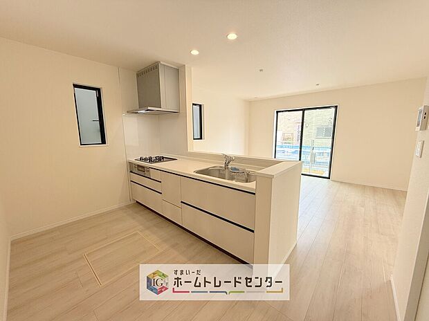 【キッチン】キッチンスペースは家族で作業が出来るよう広めにとりました。みんなで楽しくお料理をすれば、より美味しい食事が創れそうです。そしてお料理好きなお子様が育つかも、もちろん片付けもみんなでできます。
