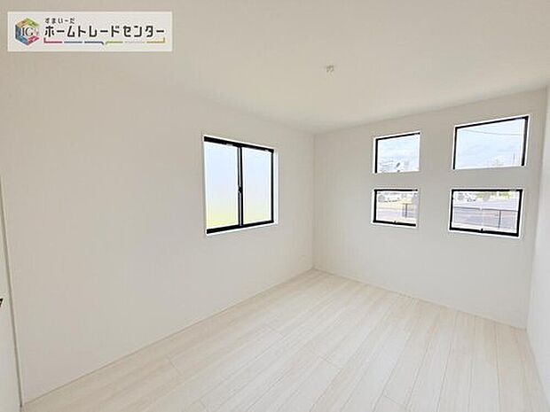 【リビング以外の居室】日当りの良さは写真でも充分に伝わるかと思いますが、開放感のある周囲にめぐまれたおかげで、風通しもとても良くなっております。ぜひ現地を見ていただき体感していただきたいポイントです。