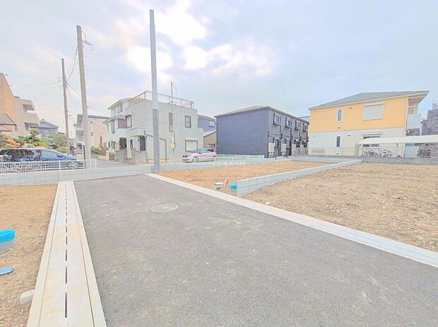 【前面道路含む現地写真】完成してからは見ることのできない、施工方法や構造をしっかりとご確認いただけるのが、建築中の住宅の大きなメリットです。専門知識を持ったスタッフがご説明させていただきます。お気軽にお問い合わせください。