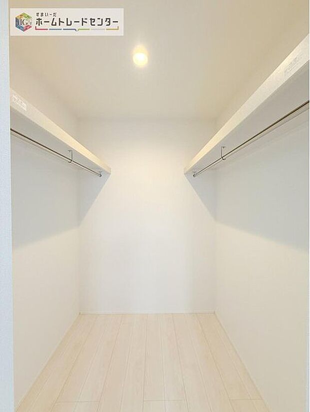 【収納】分かりにくくてすみません、ウォークインクローゼットです。各部屋に収納があるのはもちろんですが、同規模の収納をこの物件では2つ設けました。居室はスッキリとなり、空間を最大限有効利用していただけます。

