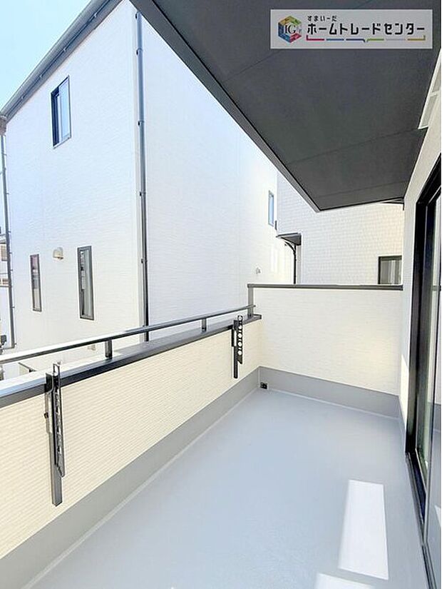 【バルコニー】南面に面したバルコニーはもちろん日当たり良好です。お洗濯物を干していただく際にも楽にできるように奥行きを広くお取りいたしました。明るく、暖かなゆとりあるスペースで快適に家事を行っていただけます。