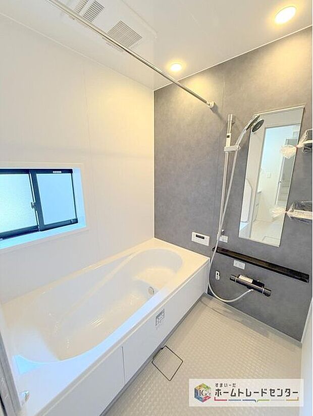 【【浴室】】一坪タイプのユニットバスは、足をしっかりと延ばして一日の疲れを癒すことが可能です。浴室暖房乾燥機も完備しておりますので、カビの心配が無いのはもちろん、雨の日のお洗濯物はお風呂で乾かせます。

