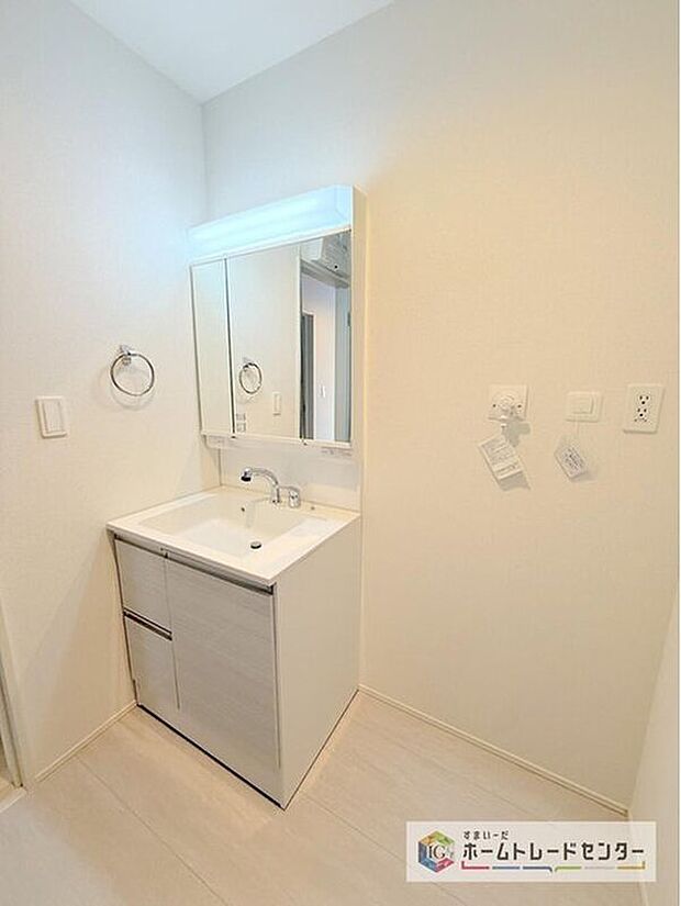 【【洗面所】】合わせ鏡が可能な3面鏡です。朝の忙しい時間でもの身だしなみのチェックもここだけで完結できます。もちろん鏡の後ろは充分な収納力を持った収納となっており、視界に入る部分はスッキリと片付きます。

