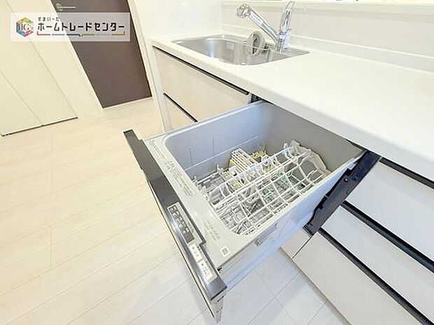 【【食器洗浄乾燥機】】忙しい奥様の味方、後片付けもラクラクなビルトイン食洗機付き。洗い終わった食器の水切りや乾燥としても便利です。

