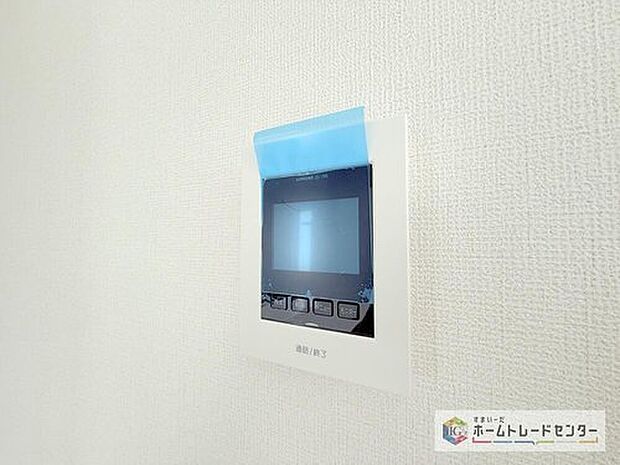 【【TVモニター付きインターホン】】録画機能もあり、どのような人が何時に来訪されたのかが分かります。防犯上はもちろん、お届け物などの把握にも便利です。ライトが付いているので、夜間でも安心です。

