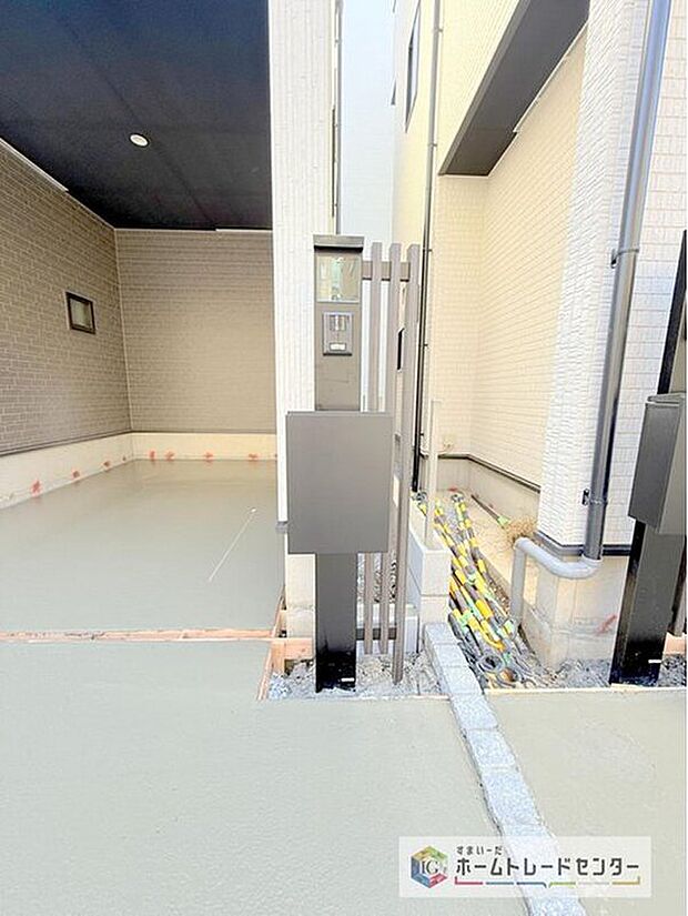 【インターホン一体型のポスト】インターホン一体型のポストです。インターホンはTVモニター付きで録画機能もあり、どのような人が何時に来訪されたのかが分かります。防犯上はもちろん、お届け物などの把握にも便利です。

