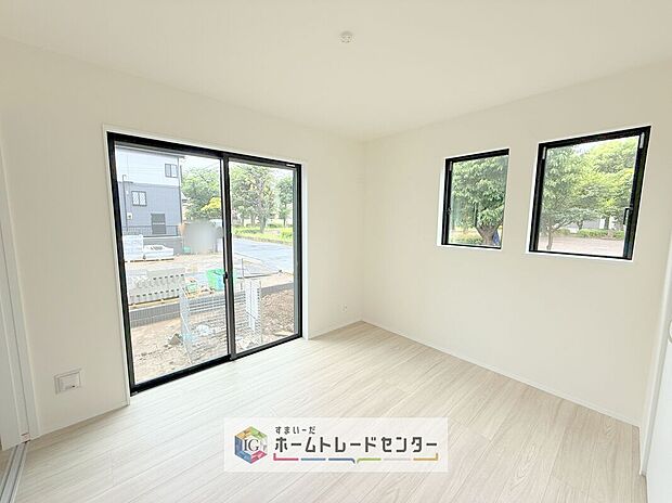 【洋室】リビング隣接の洋室は、引き戸で仕切れば個室としても使える便利な空間。来客時や在宅ワークにも柔軟に対応できます。
