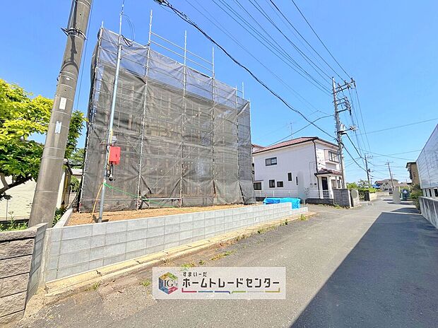 【前面道路含む現地写真】閑静な住宅地に位置し、セブンイレブン徒歩5分と便利な立地に加え、松伏小学校徒歩13分で通学も安心。いなげやも徒歩圏内にあり、日々の買い物にも便利な立地です。