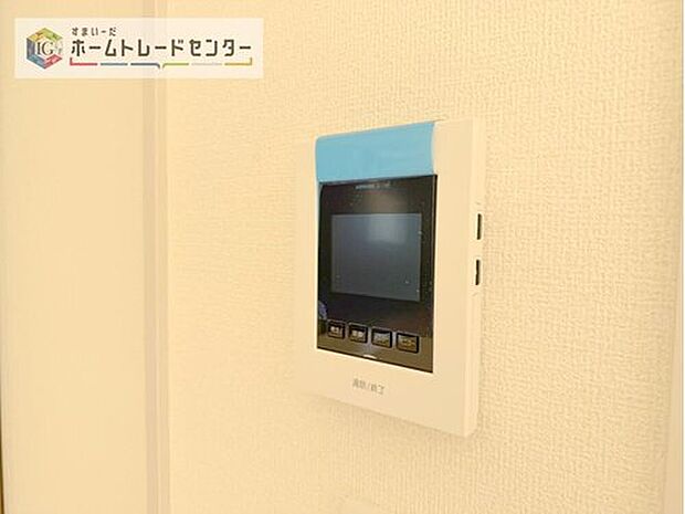 【【TVモニター付きインターホン】】録画機能もあり、どのような人が何時に来訪されたのかが分かります。防犯上はもちろん、お届け物などの把握にも便利です。ライトが付いているので、夜間でも安心です。