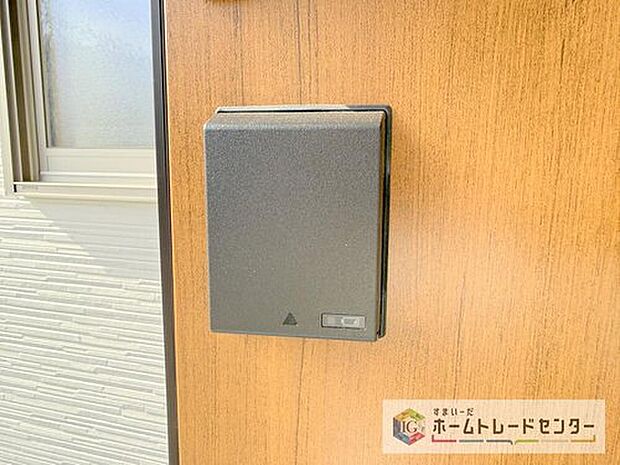 【【スマートキー】】たくさんお買い物をした時や、お子様を抱っこしながらでも簡単に開けられるのが便利。急いでいる時でも鍵を取り出さずに済みます。