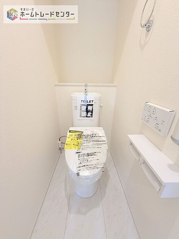 【【トイレ】】暖房機能の付いた便座は冬の寒い日にはあって良かったと本当に思います。もちろん快適で清潔なシャワー機能は標準で備えています。スペースも広くとっているので普段のお掃除もしやすいトイレスペースです。