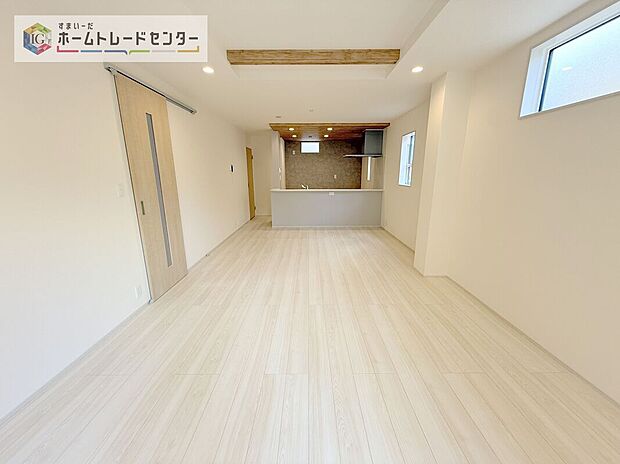 【リビング】縦長で奥行きのあるリビングは、家具の配置がしやすく使い勝手が非常に良いです。特にソファを配置した時にその便利さがお分かりいただけると思います。ゆったりと、くつろげる場所でなくてはならないと考えています