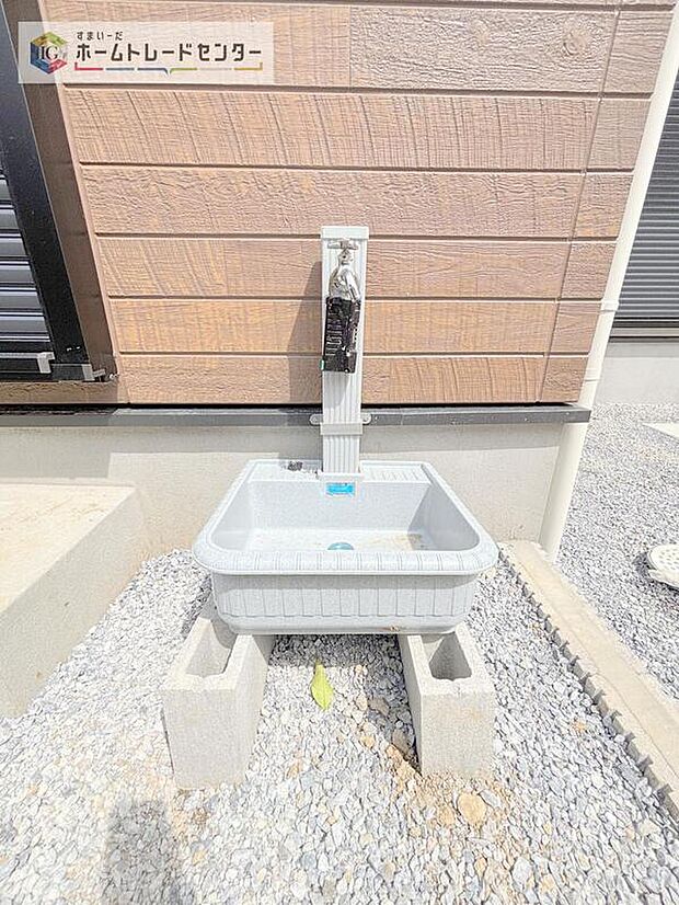 【その他現地】バーベキューなど、お庭でアウトドアを楽しむ方にとっては、外に水栓があれば家の中から水を運び出す手間が省けます。洗車の際にも便利です♪