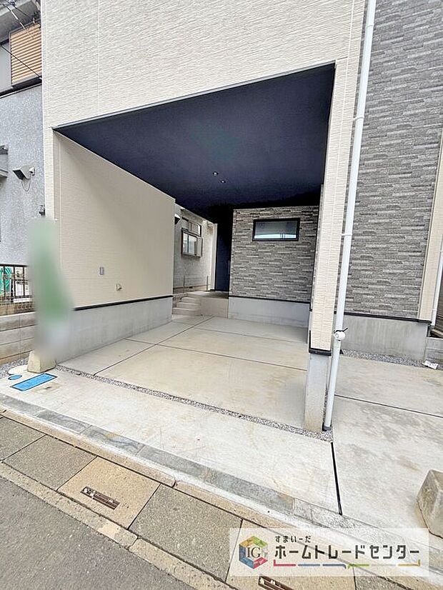 【【ビルトインガレージ】】台風の季節も大切な車を守ることができます。また雨が降っていても乗り降りを気にしなくてよい事や、買い物の荷物を取り込みやすさもメリットのひとつです♪