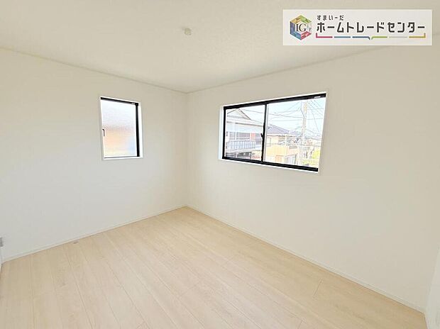 【リビング以外の居室】2面採光の洋室です。窓からの眺望もよくなり視界が広いので、部屋にいても飽きません、そしてもちろん大切なのは明るさと風通し、明るい日差しと心地よい風で自分のお部屋でくつろげる贅沢をご提供します。