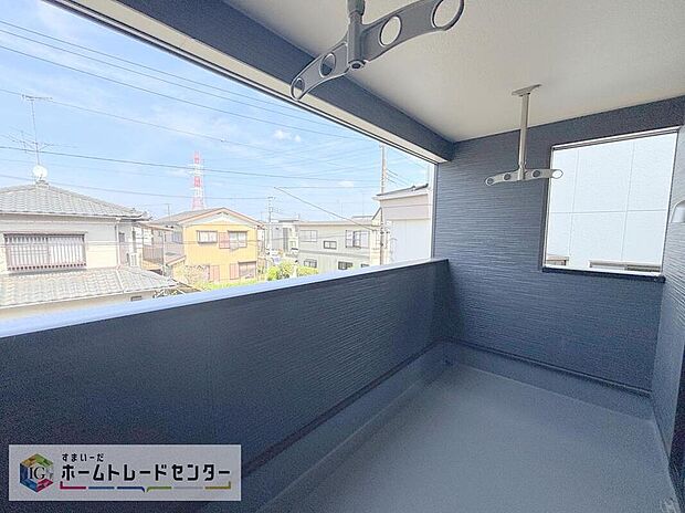 【バルコニー】お洗濯物を干したり、日光浴をしたり、色々なことにお使いいただくバルコニーは、外から見た際に建物の見た目にも大きな影響を与える要素の一つです。自慢の我が家としていただくために形にもこだわりました。