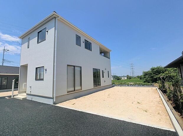 【【類似外観同仕様】】類似外観同仕様の物件になります。扉や窓の開口部の位置やデザインが異なります。建物のプレゼンテーションやモデルハウスのご案内も行っているので、お気軽にお問い合わせください。