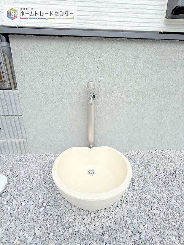 【【外水栓】】バーベキューなど、お庭でアウトドアを楽しむ方にとっては、外に水栓があれば家の中から水を運び出す手間が省けます。洗車の際にも便利です♪