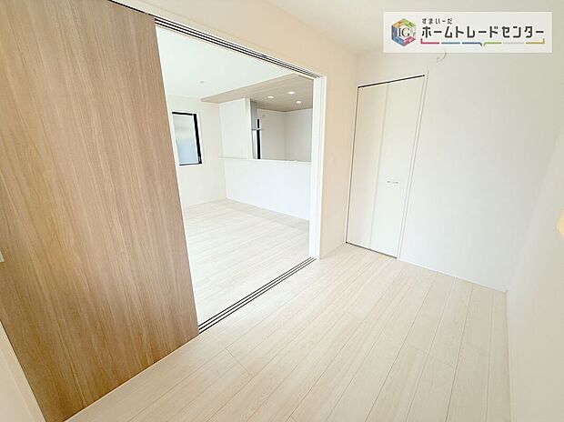 【洋室】リビング隣接の洋室は、その機能を発揮できるようしっかりとした広さをお取りいたしました。普段は開放スペース、お子様の遊び場、お客様がいらしたとき、ご両親様がお泊りに来た時など、色々と使い道がございます。