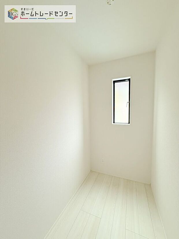 【サービスルーム】収納目的での使用はもちろん、書斎や作業スペース、趣味の空間として活用するなどさまざまな用途で利用できます。在宅勤務の多いこのご時世には嬉しいスペースです♪