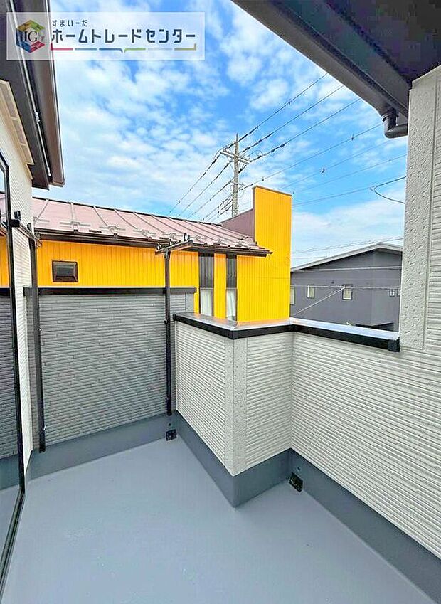 【バルコニー】バルコニーは2部屋以上からの出入りが可能となっております。同じ家族でも生活スタイルが異なる今の時代、昼間お休みになられている方がいても支障なくバルコニーを使えるために必要とされる要素かと思います。