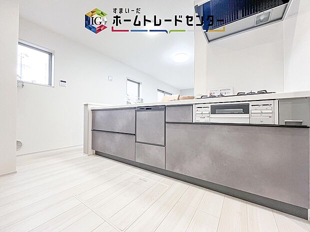 【キッチン】食洗機が標準装備でついています。家事は毎日の事、一日一日は少しの負担軽減でも、その少しを1年で考えれば大きな時間になります。自由に使えるお時間を増やしていただき、その分新居でおくつろぎ下さい。