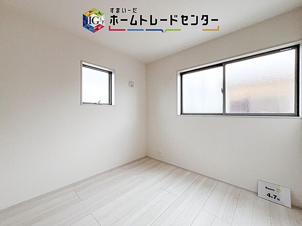 【洋室】2面採光の洋室です。窓からの眺望もよくなり視界が広いので、部屋にいても飽きません、そしてもちろん大切なのは明るさと風通し、明るい日差しと心地よい風で自分のお部屋でくつろげる贅沢をご提供します。