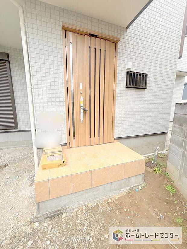 【玄関】駐車場横のアプローチを上がると、木目調の高級感のある玄関ドアがございます。玄関を開けると広々とした空間と収納も目の前に！玄関が広い家は入った瞬間から気持ちが良いです。ぜひご自身で確かめて見て下さい。