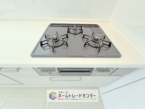 【【3口コンロ】】同時調理に強い3口コンロを採用。炒める・煮る・茹でるを一度に進められ、朝夕の支度がスムーズ。家事時間をぐっと短縮できます。
