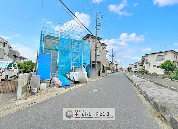 【前面道路含む現地写真】完成してからは見ることのできない、施工方法や構造をしっかりとご確認いただけるのが、建築中の住宅の大きなメリットです。専門知識を持ったスタッフがご説明させていただきます。お気軽にお問い合わせください。
