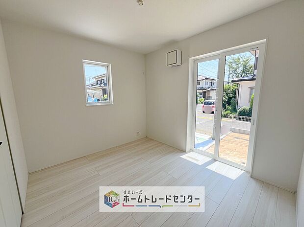 【【全居室フローリング】】カーペットや畳のようにほこりや汚れが繊維に入り込むことがないので、とても掃除やお手入れがしやすいです。子供たちの食べこぼしなどで床が汚れてしまった場合も手間がかかりません！

