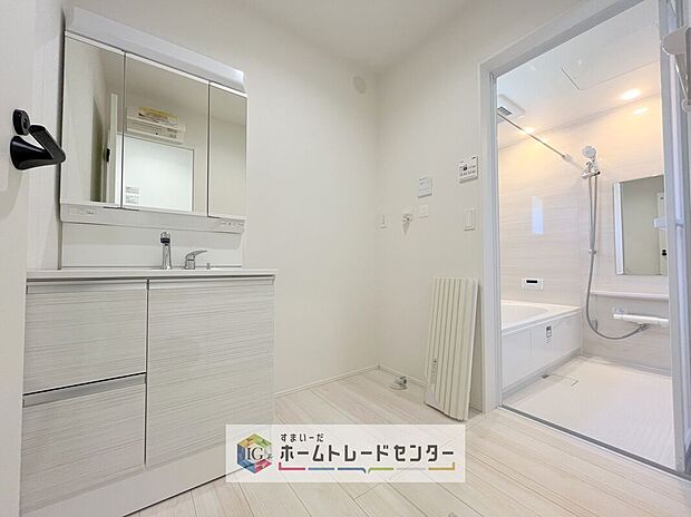 【【洗面所】】合わせ鏡が可能な3面鏡です。朝の忙しい時間でもの身だしなみのチェックもここだけで完結できます。もちろん鏡の後ろは充分な収納力を持った収納となっており、視界に入る部分はスッキリと片付きます。