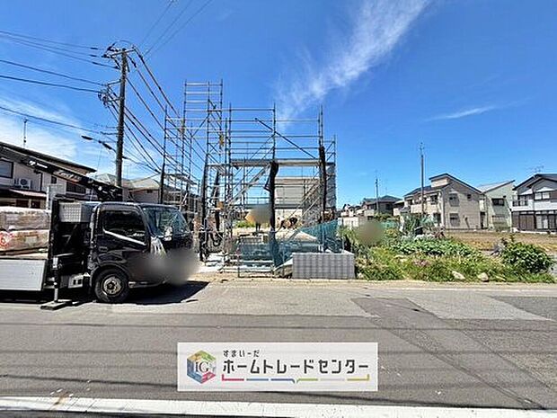 【前面道路含む現地写真】一戸建ての大きなメリットは、「自分の土地」を自由に使えること。好きなペットが飼えるほか、ガーデニングやＤＩＹ、車やバイクの手入れなど様々な趣味を楽しめます。
