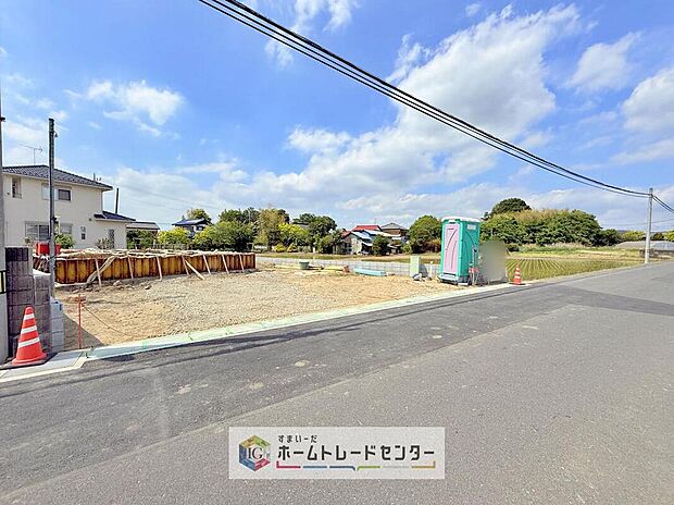 【前面道路含む現地写真】完成してからは見ることのできない、施工方法や構造をしっかりとご確認いただけるのが、建築中の住宅の大きなメリットです。専門知識を持ったスタッフがご説明させていただきます。お気軽にお問い合わせください。