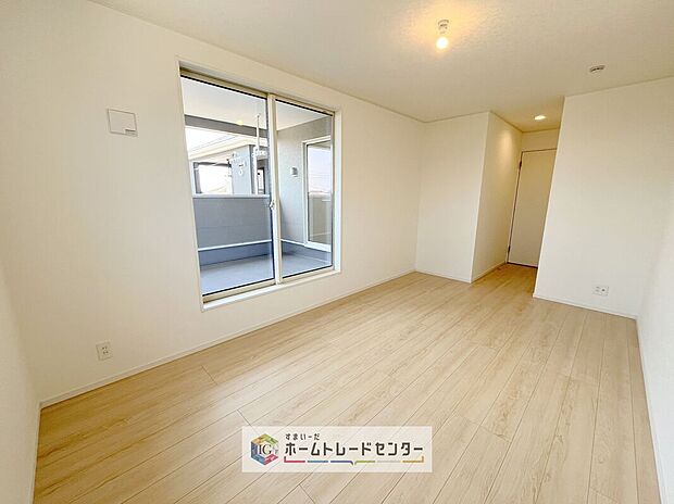 【洋室】主寝室は8.5帖、お子様がまだ小さいご家庭なら2階のお部屋はここだけでいいかもしれません、もちろんクローゼットがついておりますので、荷物に悩まされることなく、好きに家具の配置ができます