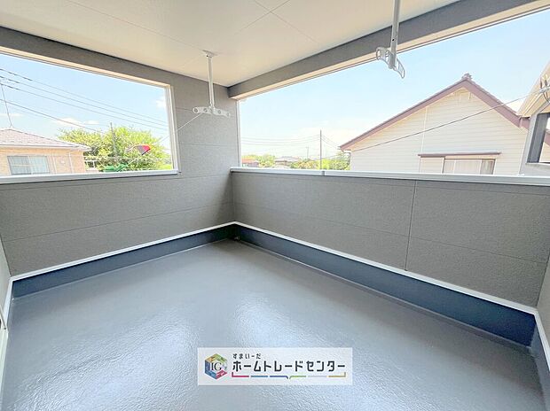 【バルコニー】南面に面したバルコニーはもちろん日当たり良好です。お洗濯物を干していただく際にも楽にできるように奥行きを広くお取りいたしました。明るく、暖かなゆとりあるスペースで快適に家事を行っていただけます。