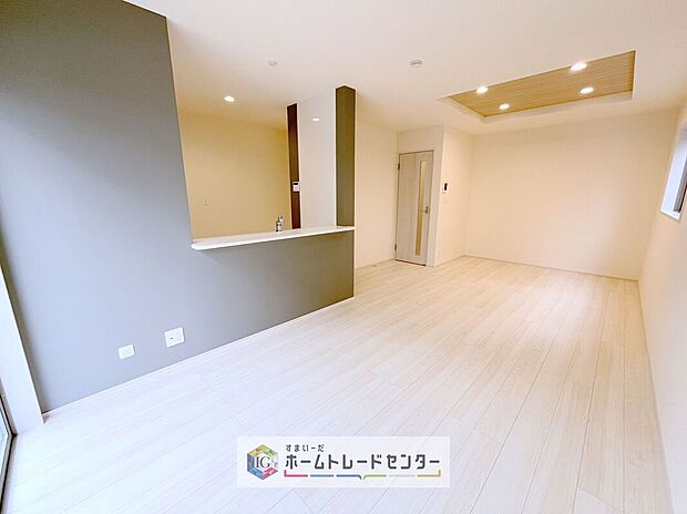 【リビング】対面キッチン前の空間を広めにとっておりますので、ダイニングテーブルを置いてご家族皆様で食卓を囲ってもらっても充分なスペースがございます。家族で楽しいお食事のお時間をお過ごしください。
