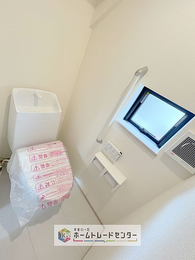 【【トイレ】】暖房機能の付いた便座は冬の寒い日にはあって良かったと本当に思います。もちろん快適で清潔なシャワー機能は標準で備えています。スペースも広くとっているので普段のお掃除もしやすいトイレスペースです。