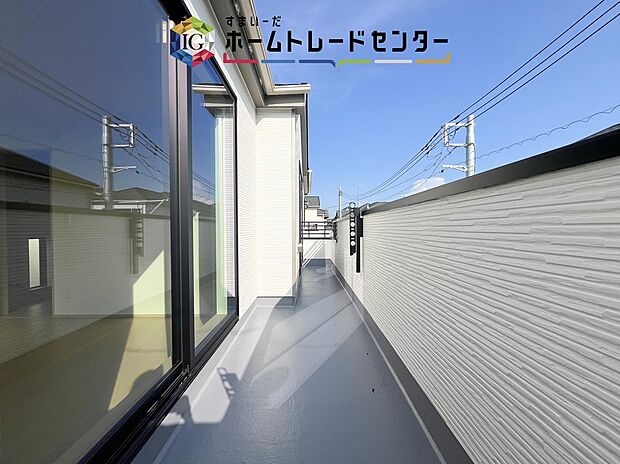 【バルコニー】南面に面したバルコニーはもちろん日当たり良好です。お洗濯物を干していただく際にも楽にできるように奥行きを広くお取りいたしました。明るく、暖かなゆとりあるスペースで快適に家事を行っていただけます。