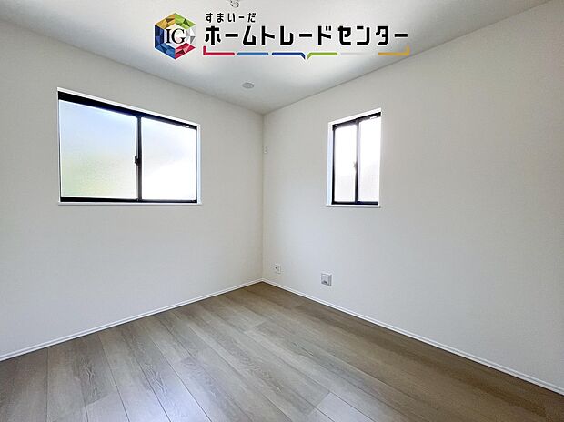 【洋室】実はこのお部屋は、この住戸で一番日当たりの悪い少し暗めのお部屋です。しかし2面採光をしっかりとっていることもあり、お天気が悪くても昼間に電気を必要とするようなことはありません、充分な明るさです。