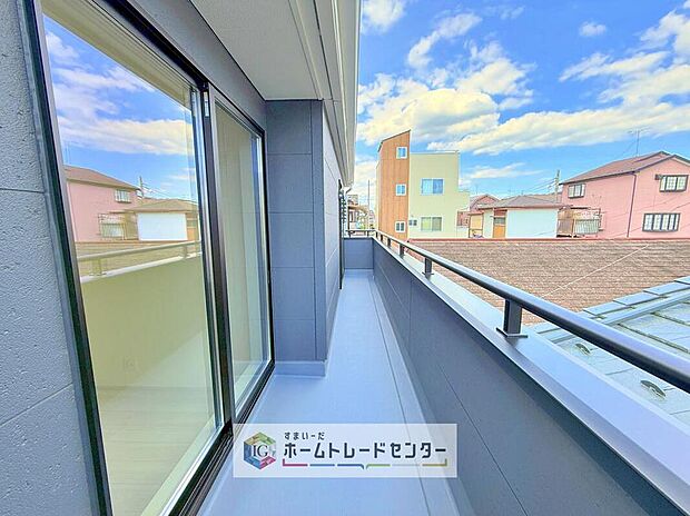 【バルコニー】南東面に面したバルコニーはもちろん日当たり良好です。お洗濯物を干していただく際にも楽にできるように奥行きを広くお取りいたしました。明るく、暖かなゆとりあるスペースで快適に家事を行っていただけます。